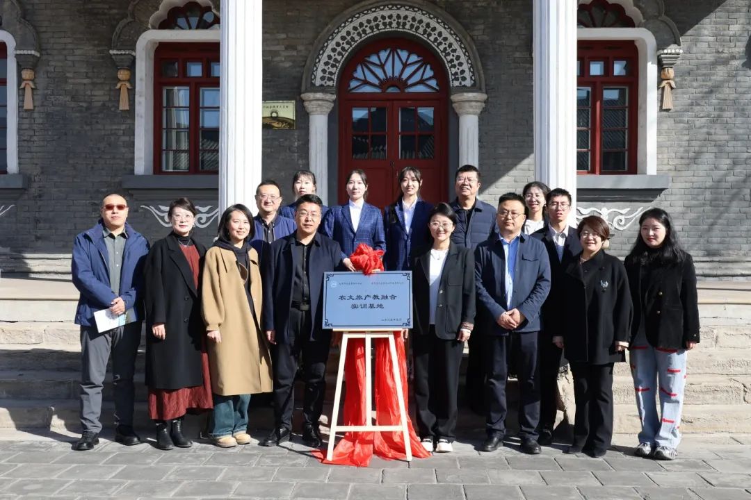 我校与忘忧农场成功举行校企合作签约仪式3.jpg