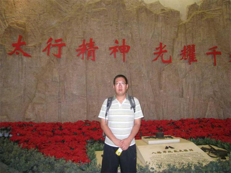 杨小勇照片网.jpg 杨小勇照片网.jpg