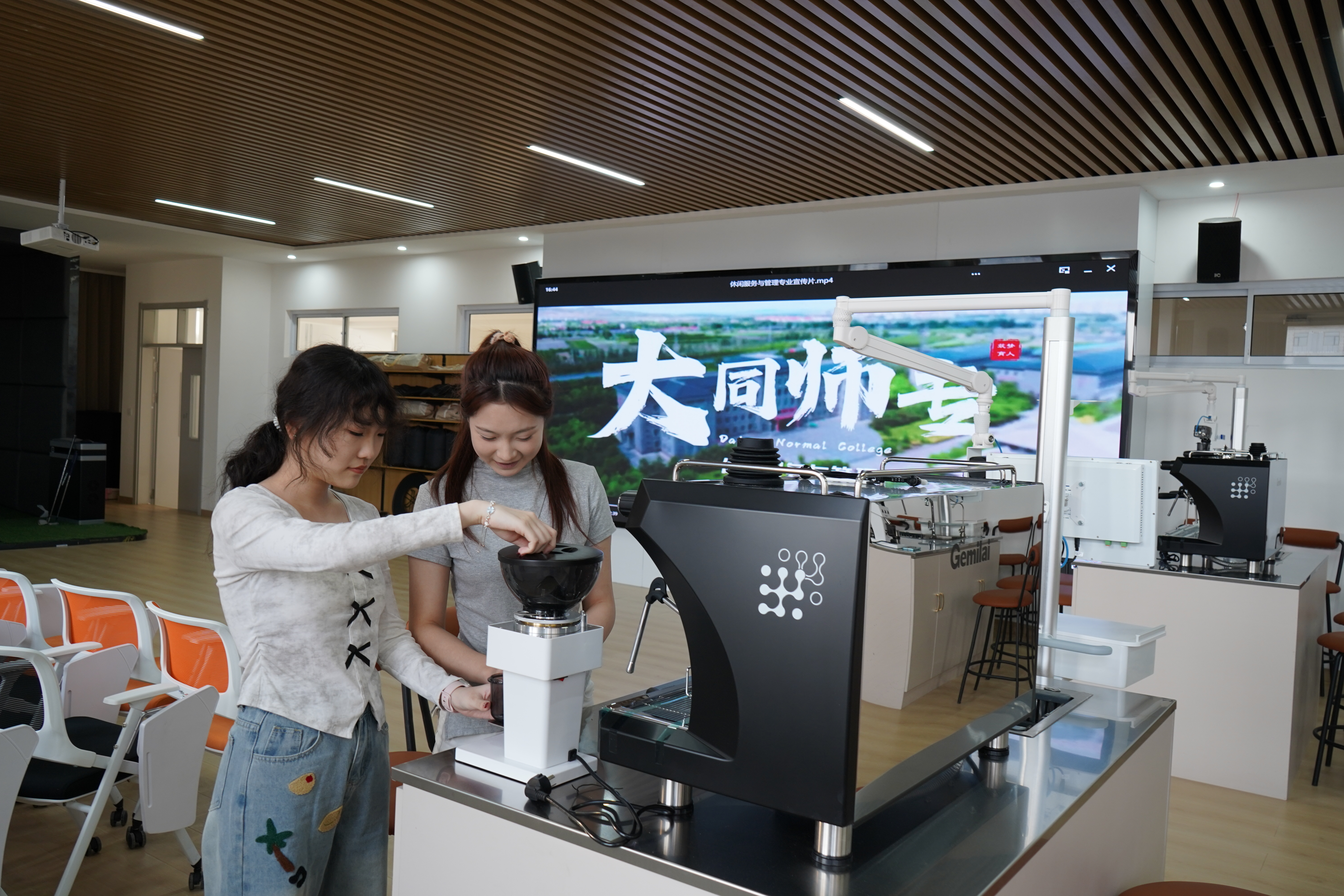 休闲服务实训室2-学生正在打磨咖啡豆.JPG